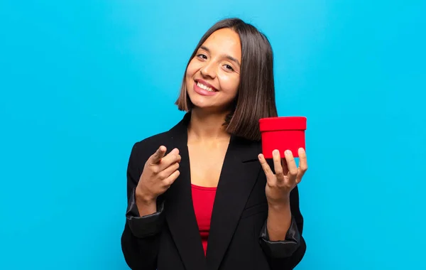 Giovane Bella Donna Possesso Una Scatola Regalo — Foto Stock