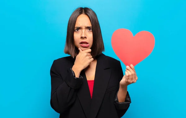 Junge Hübsche Frau Mit Einer Herzkarte — Stockfoto