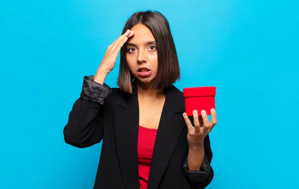 Giovane Bella Donna Possesso Una Scatola Regalo — Foto Stock