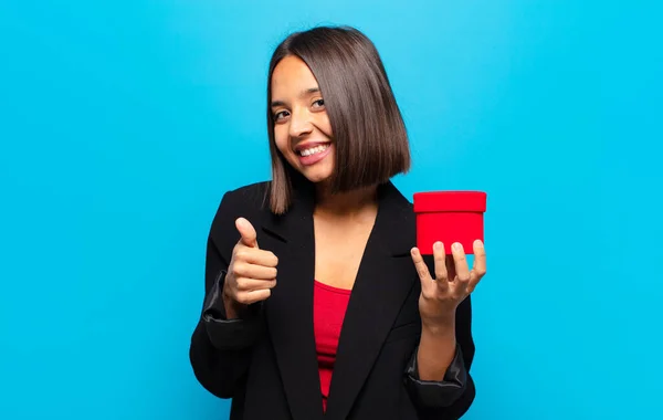 Giovane Bella Donna Possesso Una Scatola Regalo — Foto Stock