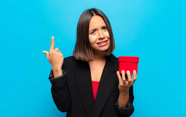 Giovane Bella Donna Possesso Una Scatola Regalo — Foto Stock