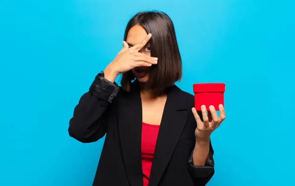 Giovane Bella Donna Possesso Una Scatola Regalo — Foto Stock