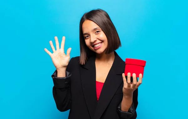 Giovane Bella Donna Possesso Una Scatola Regalo — Foto Stock