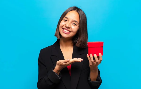 Giovane Bella Donna Possesso Una Scatola Regalo — Foto Stock