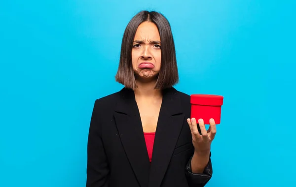 Giovane Bella Donna Possesso Una Scatola Regalo — Foto Stock