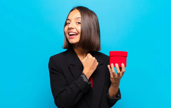 Giovane Bella Donna Possesso Una Scatola Regalo — Foto Stock