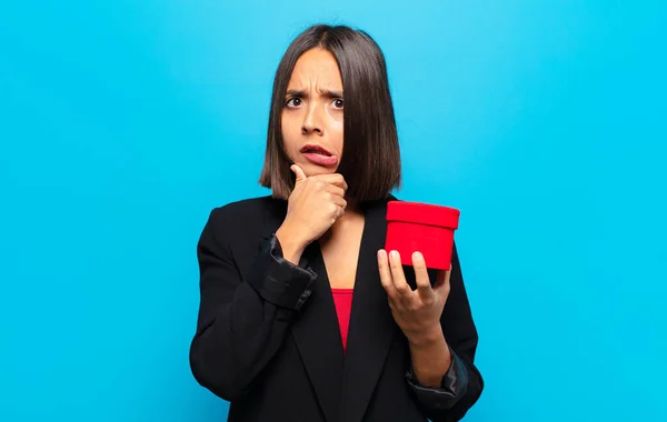 Jovem Mulher Bonita Segurando Uma Caixa Presente — Fotografia de Stock