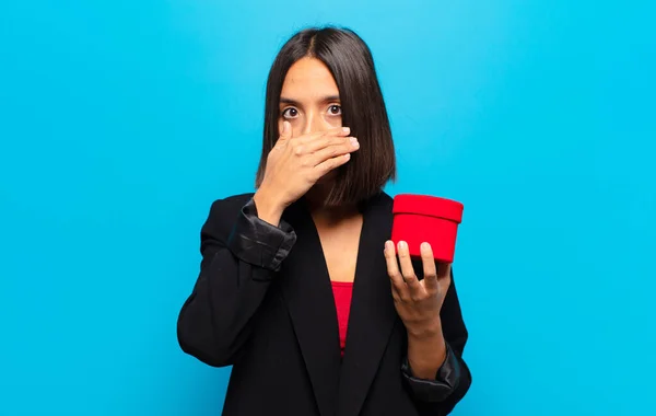 Giovane Bella Donna Possesso Una Scatola Regalo — Foto Stock