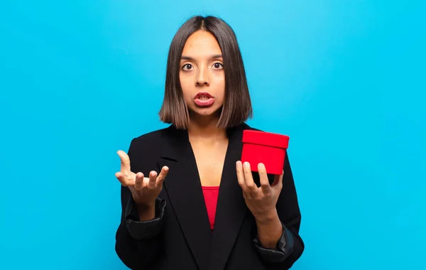 Jovem Mulher Bonita Segurando Uma Caixa Presente — Fotografia de Stock