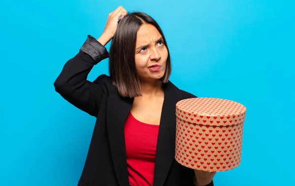 Giovane Bella Donna Possesso Una Scatola Regalo — Foto Stock