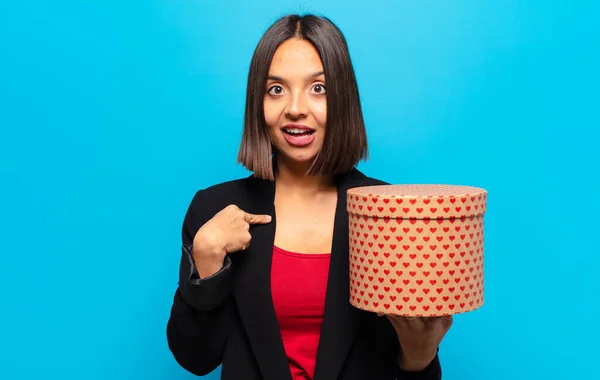 Giovane Bella Donna Possesso Una Scatola Regalo — Foto Stock