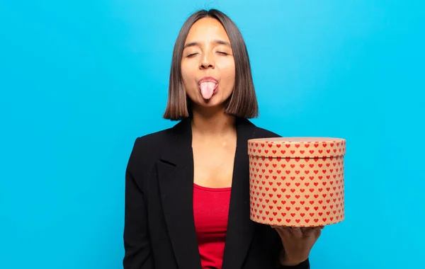 Giovane Bella Donna Possesso Una Scatola Regalo — Foto Stock