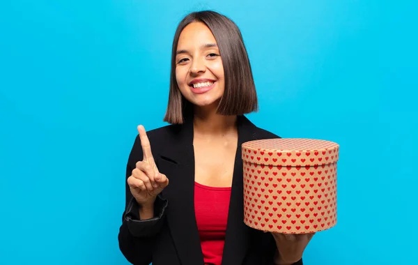 Giovane Bella Donna Possesso Una Scatola Regalo — Foto Stock