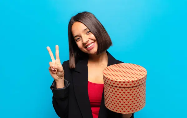 Junge Hübsche Frau Hält Eine Geschenkschachtel — Stockfoto