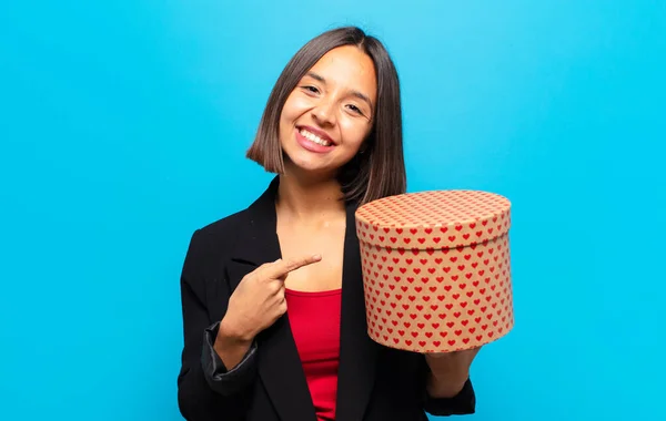 Giovane Bella Donna Possesso Una Scatola Regalo — Foto Stock