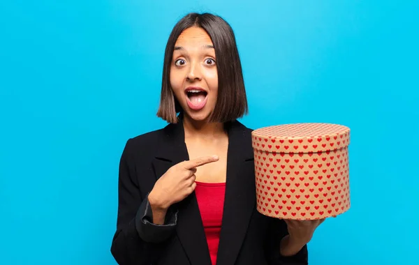 Giovane Bella Donna Possesso Una Scatola Regalo — Foto Stock