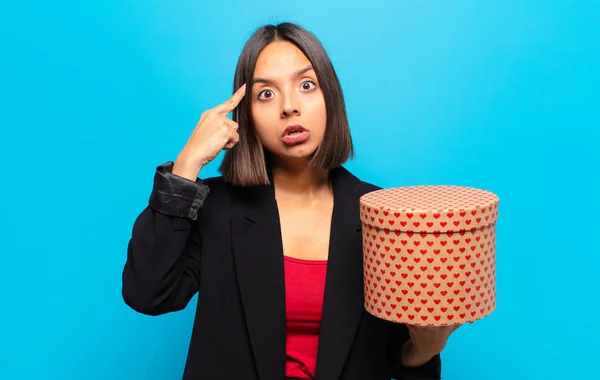 Giovane Bella Donna Possesso Una Scatola Regalo — Foto Stock