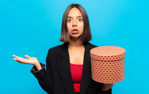 Giovane Bella Donna Possesso Una Scatola Regalo — Foto Stock