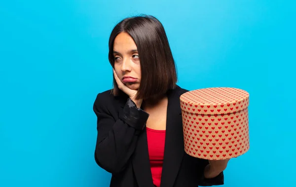 Giovane Bella Donna Possesso Una Scatola Regalo — Foto Stock