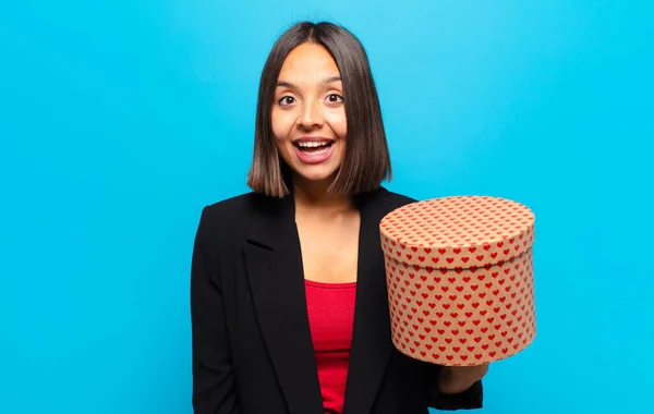 Giovane Bella Donna Possesso Una Scatola Regalo — Foto Stock