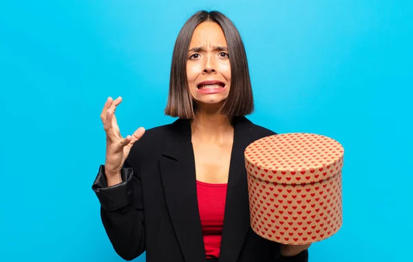 Giovane Bella Donna Possesso Una Scatola Regalo — Foto Stock