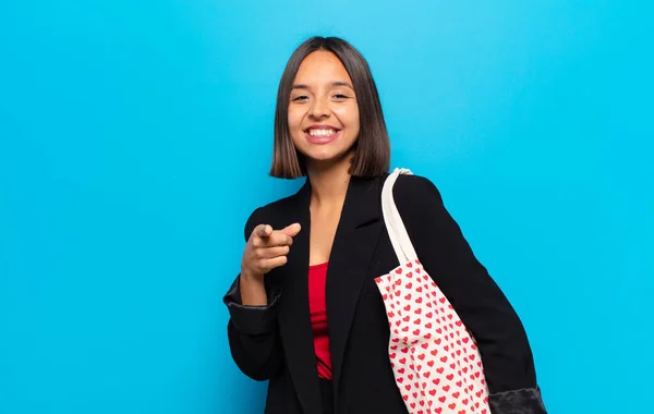 Giovane Bella Donna Con Una Borsa Cuori — Foto Stock