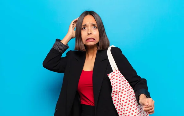 Giovane Bella Donna Con Una Borsa Cuori — Foto Stock