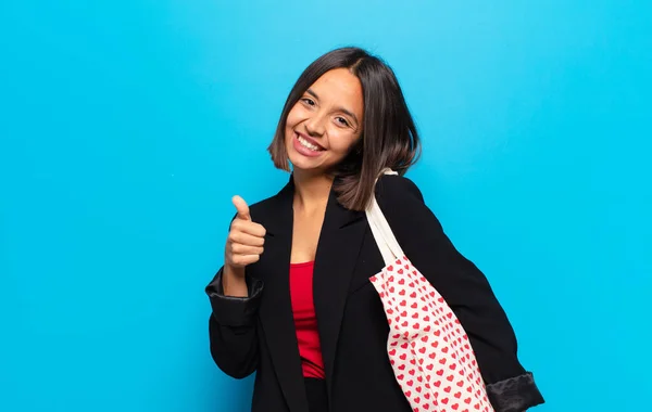 Giovane Bella Donna Con Una Borsa Cuori — Foto Stock