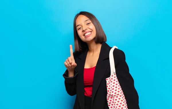 Giovane Bella Donna Con Una Borsa Cuori — Foto Stock