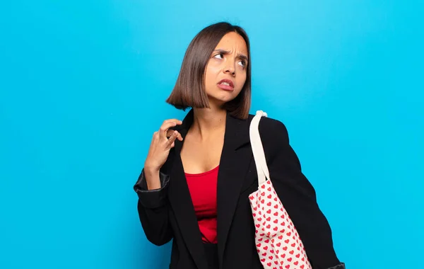 Junge Hübsche Frau Mit Einem Herzbeutel — Stockfoto