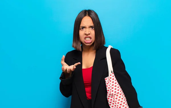 Giovane Bella Donna Con Una Borsa Cuori — Foto Stock