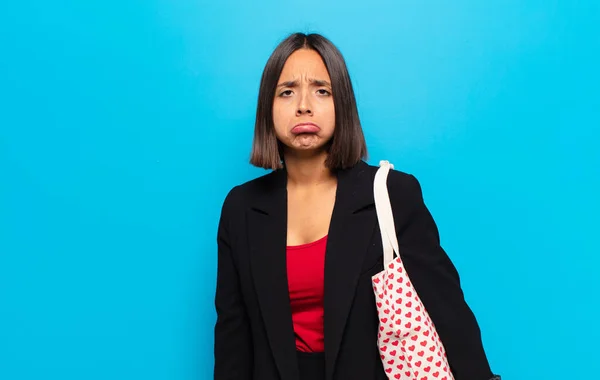 Giovane Bella Donna Con Una Borsa Cuori — Foto Stock