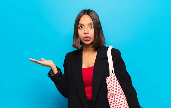 Giovane Bella Donna Con Una Borsa Cuori — Foto Stock