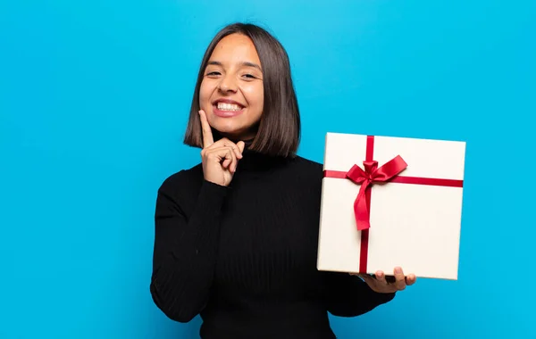 Joven Bonita Mujer Con Regalo — Foto de Stock