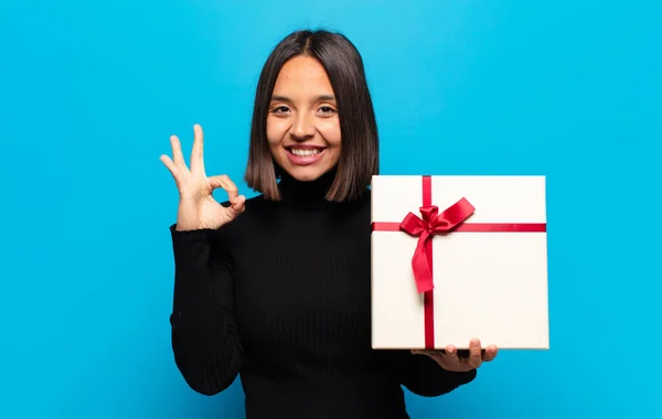 Joven Bonita Mujer Con Regalo — Foto de Stock