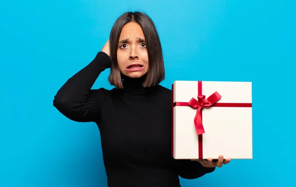 Jong Mooi Vrouw Met Een Geschenk — Stockfoto