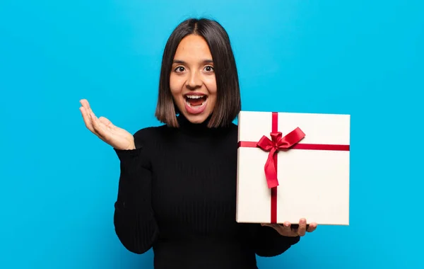 Junge Hübsche Frau Mit Einem Geschenk — Stockfoto