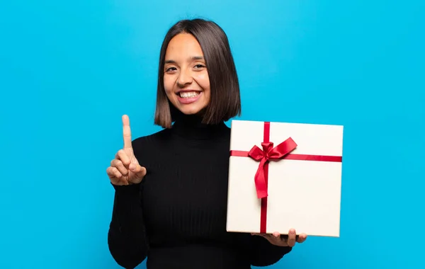 Joven Bonita Mujer Con Regalo — Foto de Stock