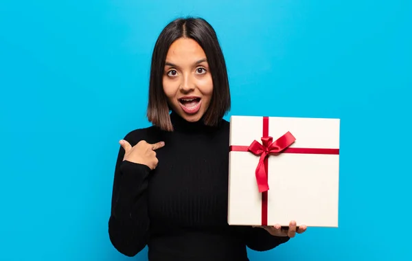 Junge Hübsche Frau Mit Einem Geschenk — Stockfoto