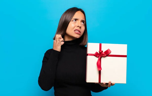 Joven Bonita Mujer Con Regalo — Foto de Stock