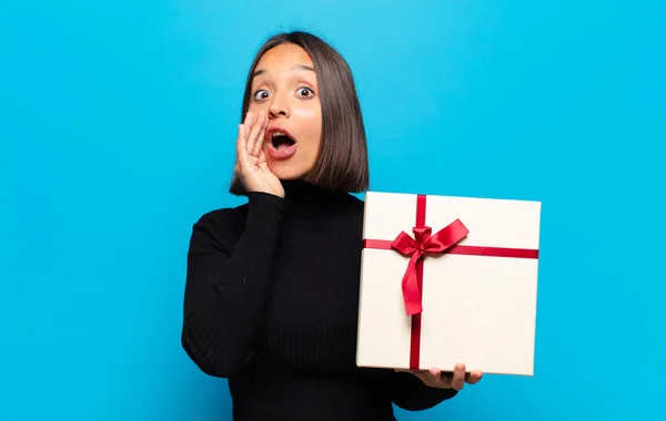 Joven Bonita Mujer Con Regalo — Foto de Stock