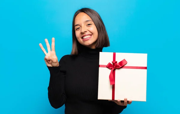 Joven Bonita Mujer Con Regalo — Foto de Stock