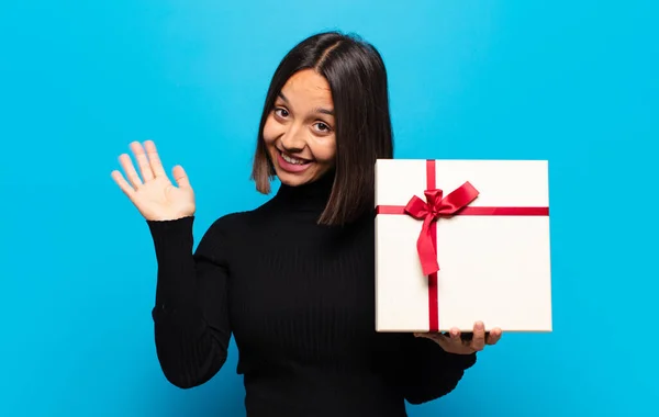 Joven Bonita Mujer Con Regalo —  Fotos de Stock