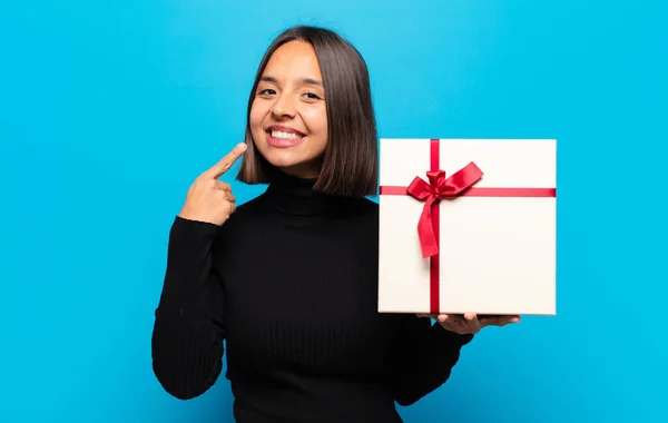 Joven Bonita Mujer Con Regalo — Foto de Stock