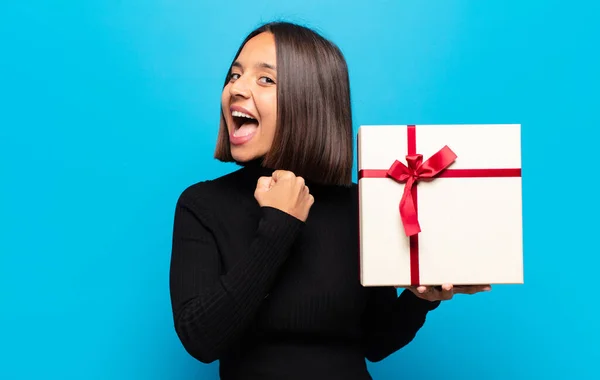 Joven Bonita Mujer Con Regalo —  Fotos de Stock