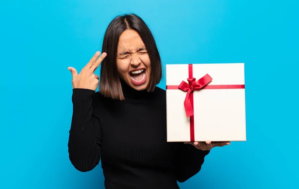 Joven Bonita Mujer Con Regalo — Foto de Stock