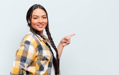 İzole edilmiş duvarlara karşı fotokopi alanı olan genç, güzel İspanyol kadın.