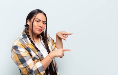 İzole edilmiş duvarlara karşı fotokopi alanı olan genç, güzel İspanyol kadın.