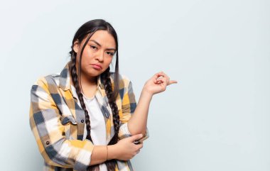 İzole edilmiş duvarlara karşı fotokopi alanı olan genç, güzel İspanyol kadın.