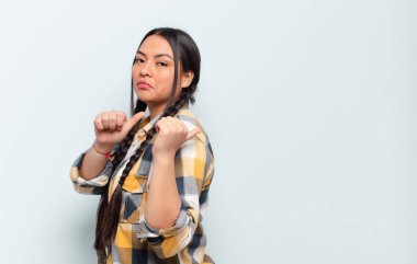 İzole edilmiş duvarlara karşı fotokopi alanı olan genç, güzel İspanyol kadın.